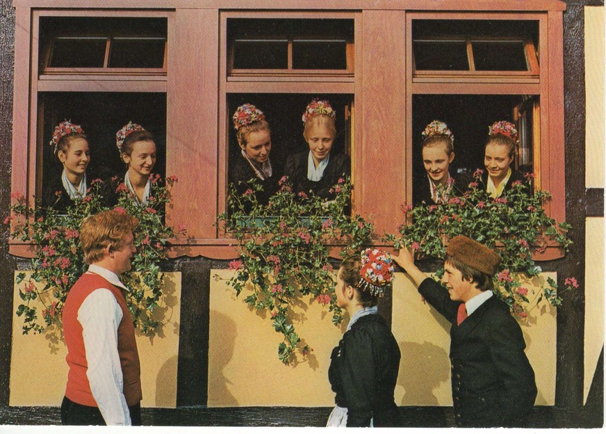 Postkarte "Stelldichein in Festtagstracht"